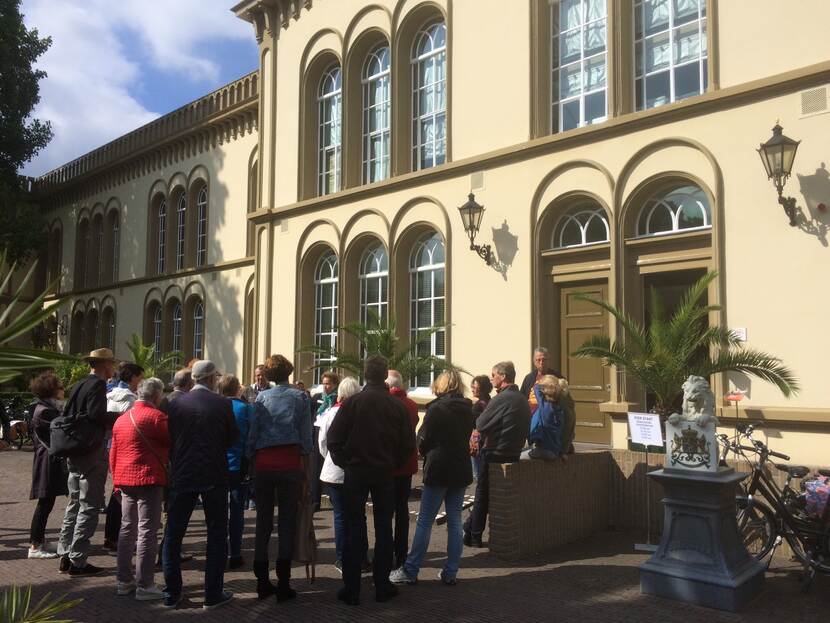 Een rondleiding op het landgoed Bronbeek.