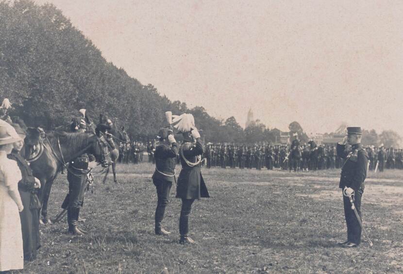 Een oude foto van de uitreiking van de Militaire Willems-Orde te velden