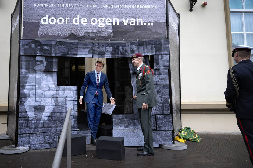 Minister Brekelmans (l) opende de tentoonstelling.